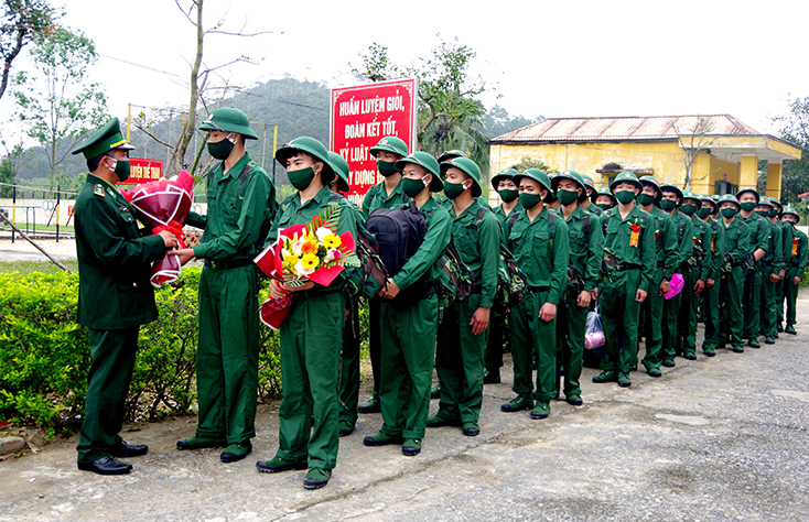 Cán bộ Tiểu đoàn Huấn luyện - Cơ động, Bộ Chỉ huy BĐBP tỉnh tặng hoa, đón nhận các chiến sĩ mới.