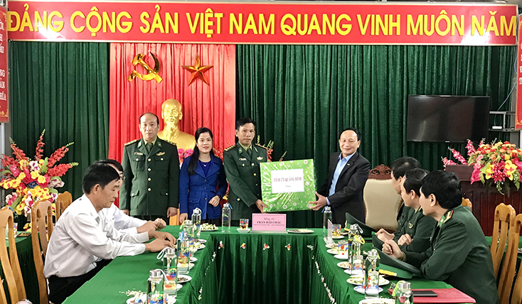  Đồng chí Trần Hải Châu tặng quà ĐBP CKQTCL.