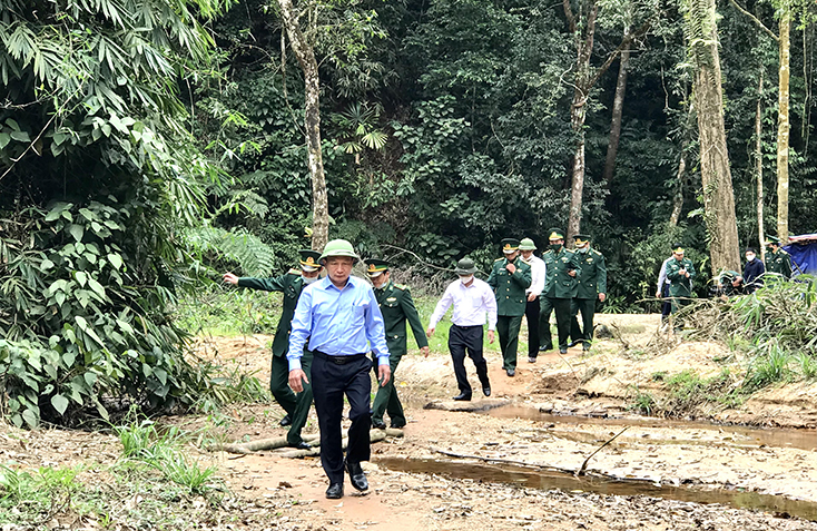 Đồng chí Phó Bí thư Thường trực Tỉnh ủy Trần Hải Châu và đoàn công tác đến thăm chốt bảo vệ biên giới và phòng, chống dịch bệnh Covid-19.