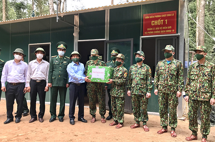 ồng chí Trần Hải Châu và các thành viên đoàn công tác tặng quà cán bộ, chiến sỹ tại chốt bảo vệ biên giới và phòng, chống dịch bệnh Covid-19.