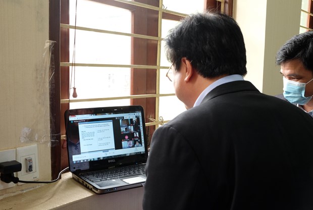 Thứ trưởng Nguyễn Hữu Độ dự lớp học trực tuyến của học sinh trường Trung học cơ sở Chu Văn An, thành phố Thái Nguyên. (Ảnh: PV)