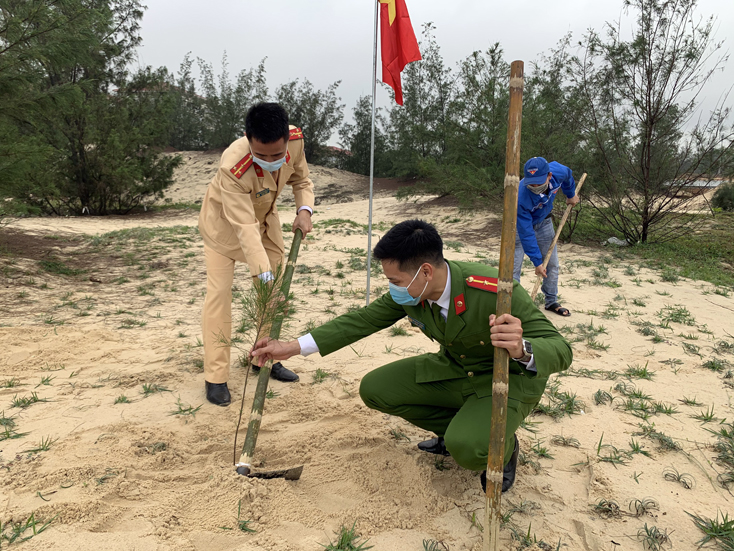 Đoàn viên, thanh niên thành phố tham gia trồng cây ven biển ở xã Quang Phú.