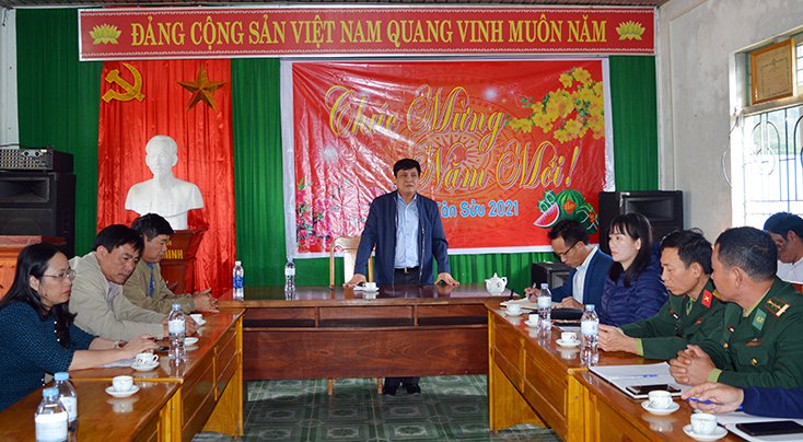 Đồng chí Bí thư Huyện ủy Bố Trạch Lê Công Toán làm việc với cấp ủy, chính quyền và một số đơn vị trường học, biên phòng tại xã miền núi Thượng Trạch.