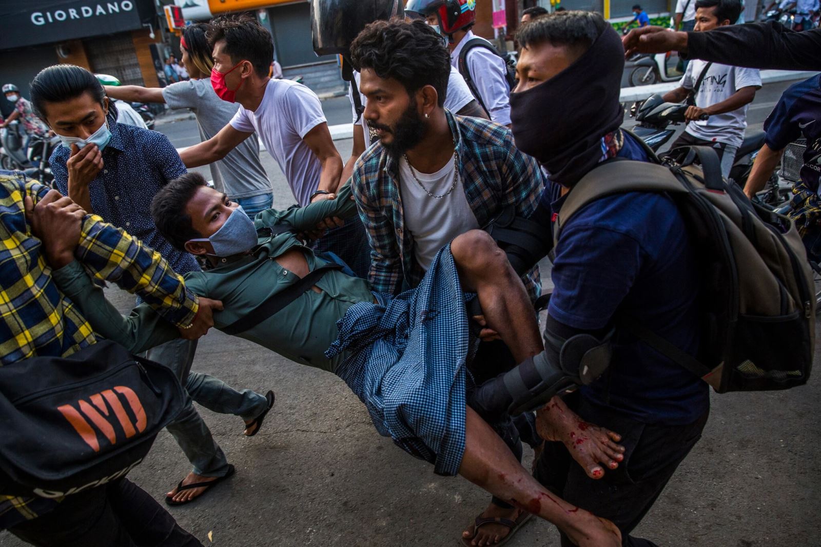  Bạo lực leo thang trong cuộc biểu tình tại Myanmar. Ảnh: The Guardian