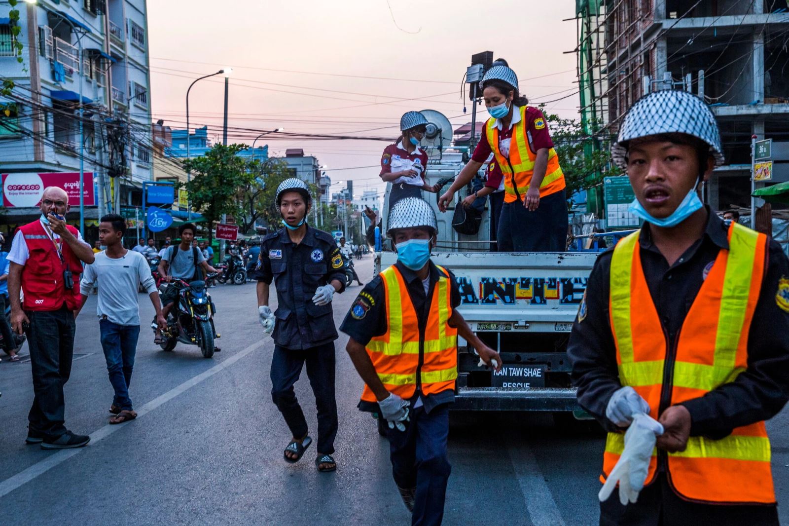  Lực lượng an ninh nỗ lực vãn hồi trật tự trong cuộc biểu tình ở Myanmar. Ảnh: New York Times