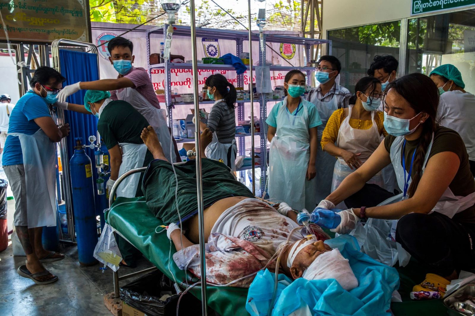 Lực lượng y tế điều trị cho một người bị thương trong cuộc biểu tình ngày 28-2 ở Myanmar. Ảnh: CNN