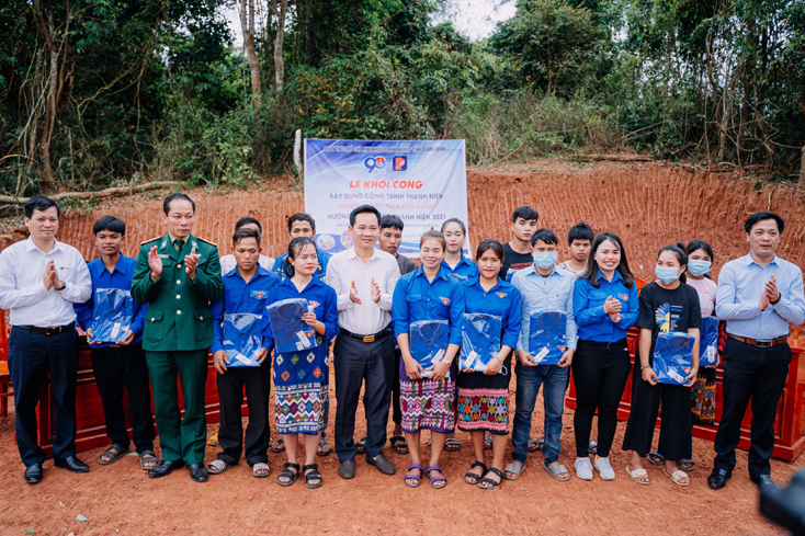 Đoàn đã trao quà cho học sinh, đoàn viên thanh niên xã Thượng Trạch, huyện Bố Trạch. 