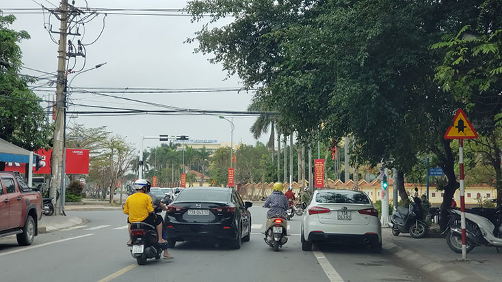 Đèn tín hiệu giao thông tại ngã tư đường Trần Quang Khải và Hai Bà Trưng, phường Đồng Phú (TP. Đồng Hới)bị cây xanh che khuất.