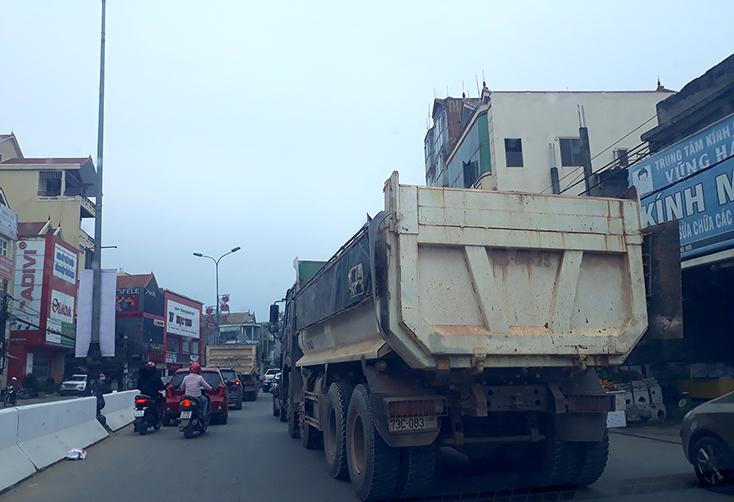  Xe tải cơi nới thùng hàng lưu thông qua cầu Thuận Lý.