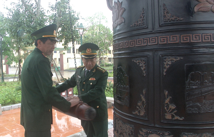 Thủ trưởng Bộ Chỉ huy BĐBP Quảng Bình thỉnh chuông tại Đền thờ Bác Hồ và các Anh hùng liệt sỹ