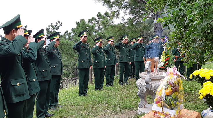 Cán bộ, chiến sĩ BĐBP Quảng Bình tổ chức lễ dâng hoa, hương bày tỏ lòng thành kính và sự tri ân đối với công lao to lớn của Đại tướng Võ Nguyên Giáp.