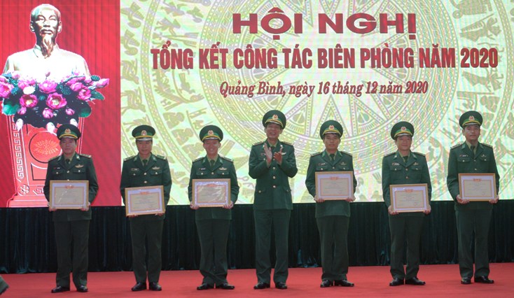 Thừa uỷ quyền của Bộ Tư lệnh BĐBP, Chính uỷ BĐBP tỉnh đại tá Lê Văn Tiến trao danh hiệu đơn vị quyết thắng cho 6 tập thể thuộc BĐBP tỉnh.