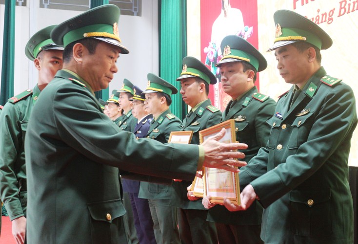 Đồng chí Chỉ huy trưởng Bộ chỉ huy BĐBP tỉnh đại tá Trịnh Thanh Bình tặng giấy khen cho các cá nhân có thành tích xuất sắc năm 2020.