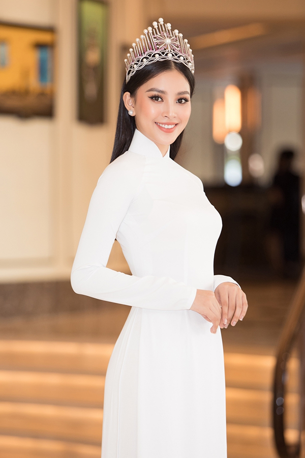  Hoa hậu Tiểu Vy cũng thường chọn áo dài khi tham dự sự kiện