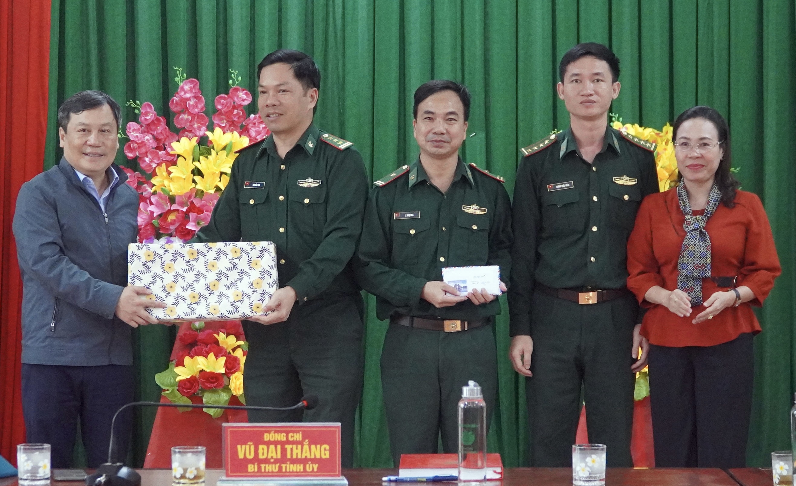 Đồng chí Bí thư Tỉnh ủy Vũ Đại Thắng thăm và tặng quà cán bộ, chiến sỹ Đồn Biên phòng Làng Ho.