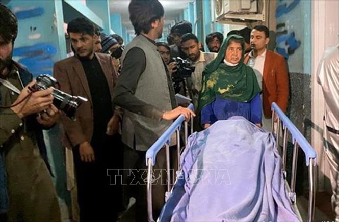  Nhân viên y tế chuyển thi thể một nữ nhân viên truyền hình sau hai vụ tấn công ở thành phố Jalalabad, miền Đông Afghanistan ngày 2-3-2021. Ảnh: DW/TTXVN