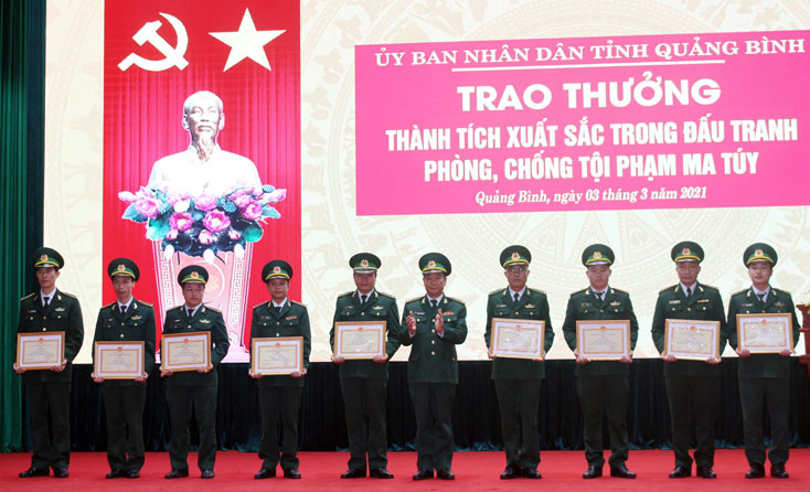  Đại tá Trịnh Thanh Bình, Chỉ huy trưởng Bộ Chỉ huy BĐBP tỉnh tặng giấy khen cho các cá nhân.