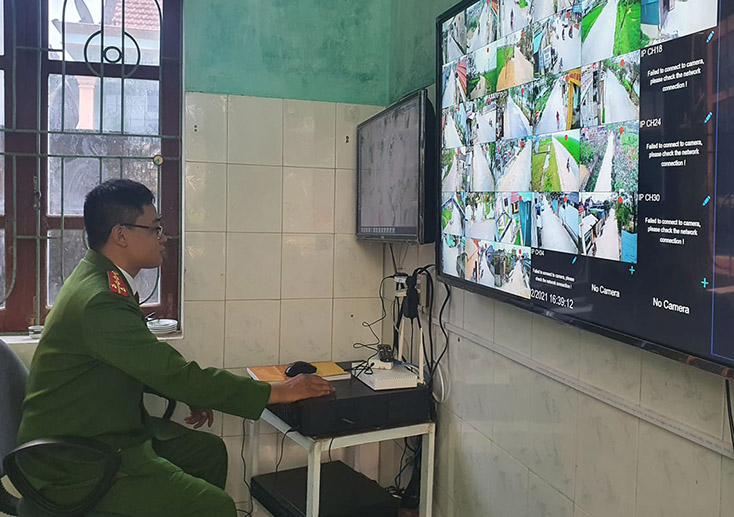Công an xã Lộc Thủy theo dõi tình hình trên địa bàn tại phòng làm việc nhờ hệ thống camera an ninh.