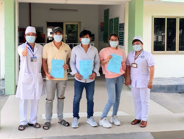 Bệnh viện đa khoa tỉnh Phú Yên trao giấy chứng nhận xuất viện cho bệnh nhân COVID-19. (Ảnh: TTXVN phát)