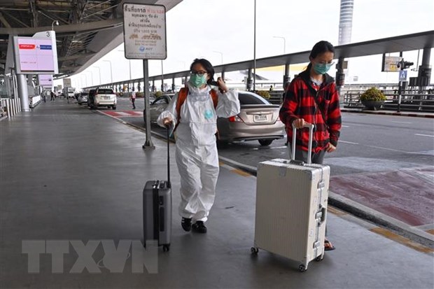  Hành khách đeo khẩu trang phòng lây nhiễm COVID-19 tại sân bay Suvarnabhumi ở Bangkok, Thái Lan, ngày 16-8-2020. (Nguồn: AFP/TTXVN)