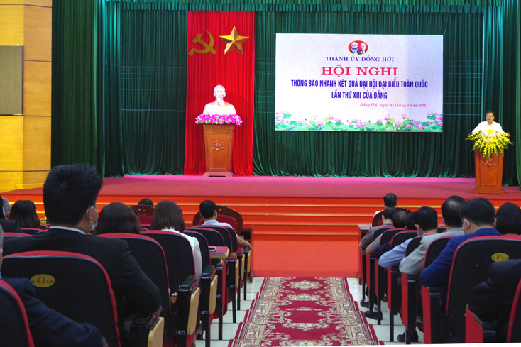Đồng chí Bí thư Thành ủy Đồng Hới Trần Phong thông báo nhanh kết quả Đại hội Đại biểu toàn quốc lần thứ XIII của Đảng.
