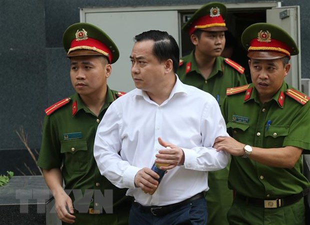 Cảnh sát dẫn giải bị cáo bị cáo Phan Văn Anh Vũ (sinh năm 1975, Chủ tịch Hội đồng quản trị Công ty cổ phần Xây dựng 79, Công ty cổ phần Bắc Nam 79) về trại giam. (Ảnh: Doãn Tấn/TTXVN)