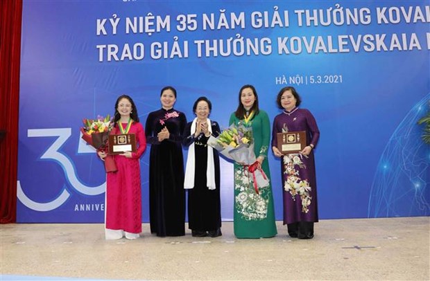 Các tập thể và cá nhân nhận Giải thưởng Kovalevskaia năm 2020. (Ảnh: Phương Hoa/TTXVN)