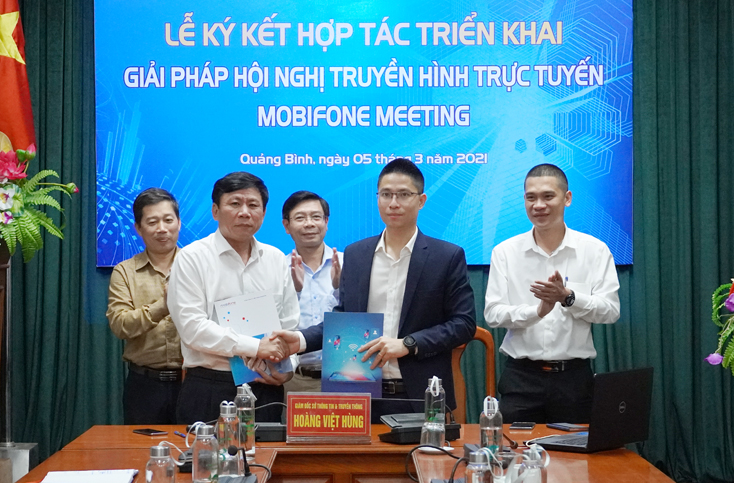 Lãnh đạo Sở Thông tin-Truyền thông Quảng Bình và MobiFone Quảng Bình ký kết hợp tác.