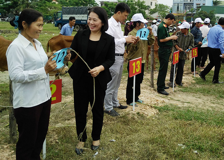 Ủy ban MTTQVN huyện Quảng Ninh quan tâm thực hiện các hoạt động vì người nghèo và chương trình an sinh xã hội.