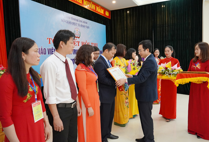 Đồng chí Giám đốc Sở GD-ĐT Quảng Bình trao tặng giấy khen cho các giáo viên đạt giải nhất tại hội thi.
