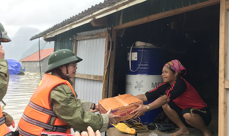  Đồng chí Phạm Thị Hân, Ủy viên Ban Thường vụ Tỉnh ủy, Chủ tịch Ủy ban MTTQVN tỉnh tặng quà người dân vùng lũ Tân Hóa.