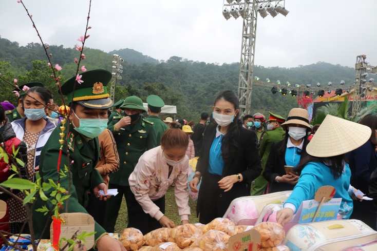 Cán bộ Hội LHPN tỉnh tại “Phiên chợ 0 đồng”.