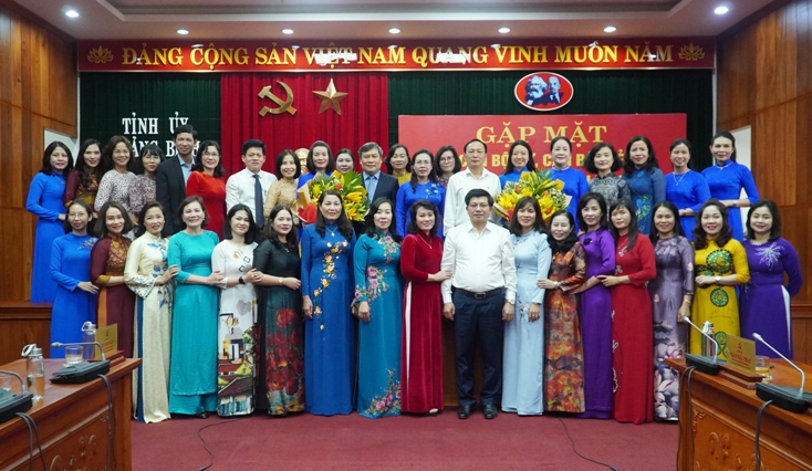 Đồng chí Bí thư Tỉnh ủy Vũ Đại Thắng và các đồng chí lãnh đạo tỉnh chụp ảnh lưu niệm tại buổi gặp mặt cán bộ nữ thuộc diện Ban Thường vụ Tỉnh ủy quản lý nhân kỷ niệm ngày Quốc tế phụ nữ 8-3-2021.