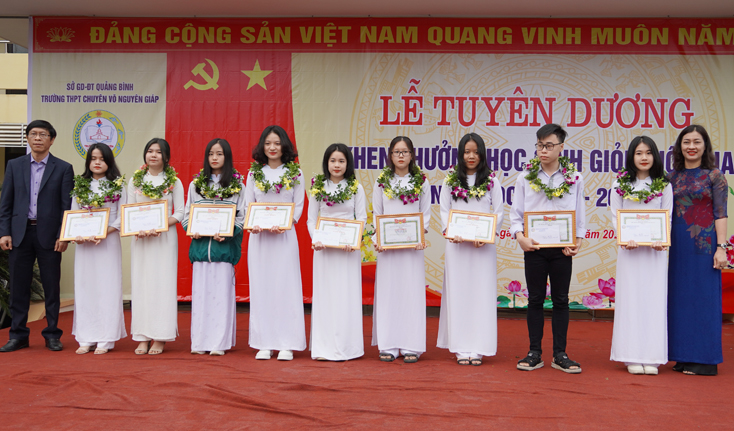  Đại diện lãnh đạo Sở GD-ĐT và Trường THPT chuyên Võ Nguyên Giáp trao thưởng cho học sinh đạt giải Nhì Kỳ thi học sinh giỏi Quốc gia năm học 2020-2021.