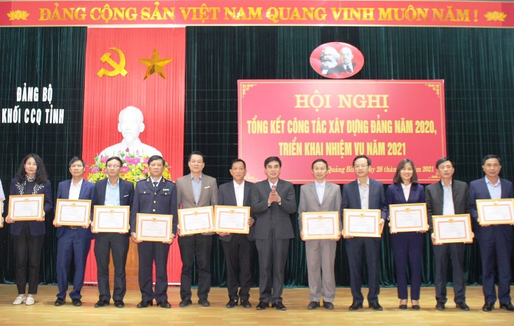 Đại diện lãnh đạo Đảng ủy Khối CCQ tỉnh tặng giấy khen cho các tổ chức cơ sở đảng đạt tiêu chuẩn trong sạch, vững mạnh tiêu biểu.