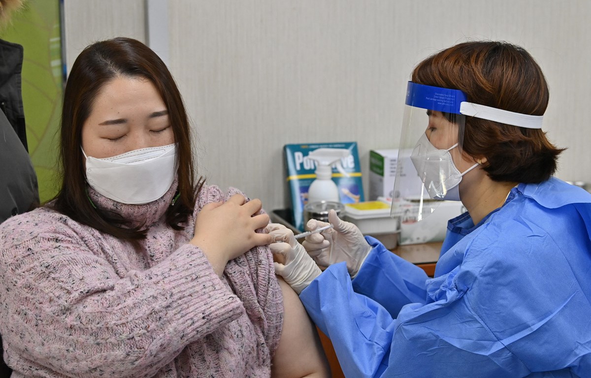 Một điểm tiêm chủng vaccine ngừa COVID-19 tại Seoul, Hàn Quốc, ngày 26/2/2021. (Ảnh: AFP/TTXVN)