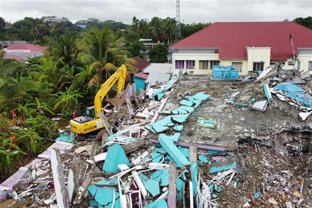  Máy xúc được triển khai phục vụ công tác cứu hộ sau trận động đất tại Mamuju, tỉnh Tây Sulawesi, Indonesia, ngày 17-1-2021. (Nguồn: THX/TTXVN)