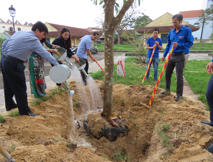 Đại diện lãnh đạo các sở, ban, ngành tham gia trồng cây tại di tích lịch sử khu  Giao Tế.