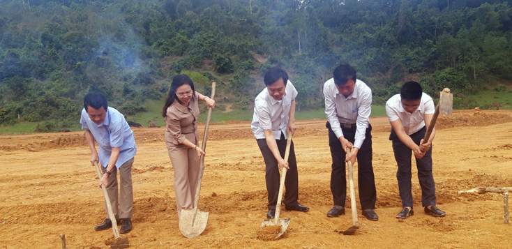 Đồng chí Chủ tịch Ủy ban MTTTQVN tỉnh và lãnh đạo huyện Quảng Ninh khởi công công trình.