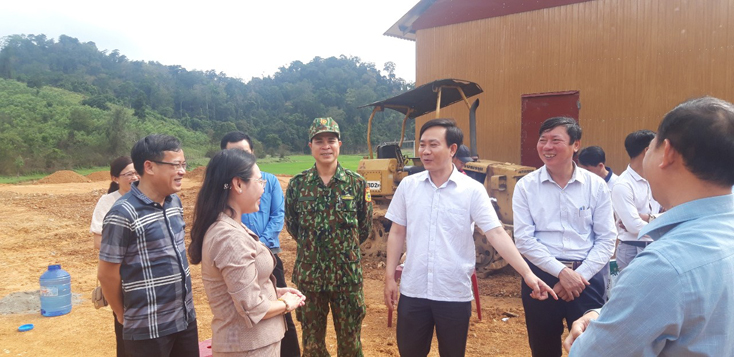  Lãnh đạo Ủy ban MTTQVN tỉnh và huyện Quảng Ninh nắm tình hình đời sống người dân bản Sắt.