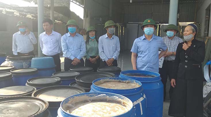 Lãnh đạo huyện Quảng Ninh thăm cơ sở sản xuất sản phẩm nước mắm cá, nước mắm ruốc Xuân Hồng.