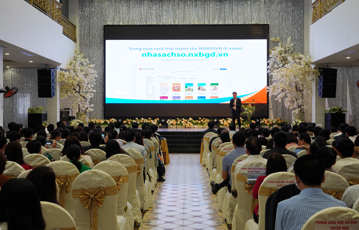 Các đại biểu nghe giới thiệu bộ sách giáo khoa lớp 6 của Nhà xuất bản Giáo dục Việt Nam