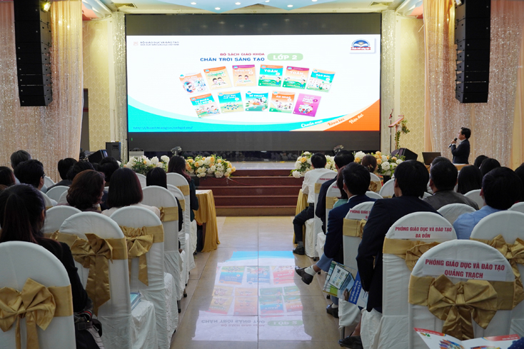 Các đại biểu nghe giới thiệu về bộ sách giáo khoa lớp 2 của Nhà xuất bản Giáo dục Việt Nam