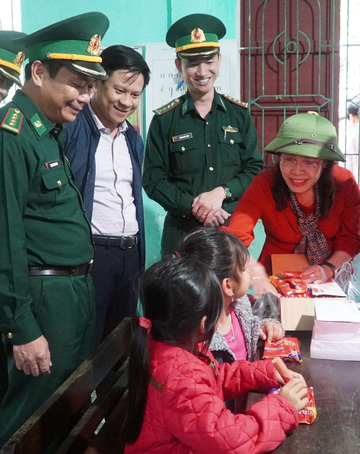 Đồng chí Chủ tịch Ủy ban MTTQVN tỉnh Phạm Thị Hân thăm điểm trường tiểu học Eo Bù-Chút Mút tại xã Lâm Thủy (huyện Lệ Thủy).