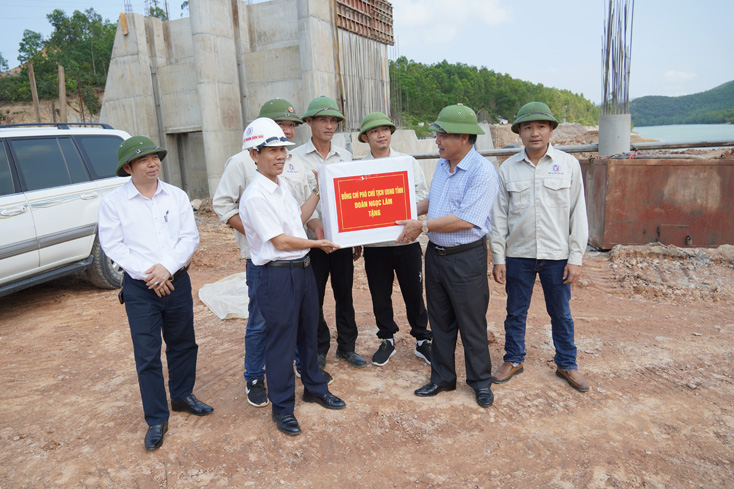 Đồng chí Đoàn Ngọc Lâm, Phó Chủ tịch Thường trực UBND tỉnh thăm hỏi, động viên và tặng quà cho cán bộ, công nhân Tập Đoàn Sơn Hải đơn vị đang thi công trình.