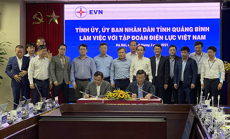 Ký kết biên bản làm việc giữa tỉnh Quảng Bình và Tập đoàn EVN.