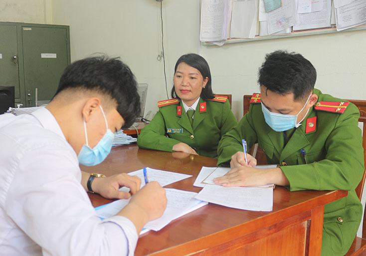  Thiếu tá Đinh Thị Thu Hà hướng dẫn người dân làm thủ tục hành chính.