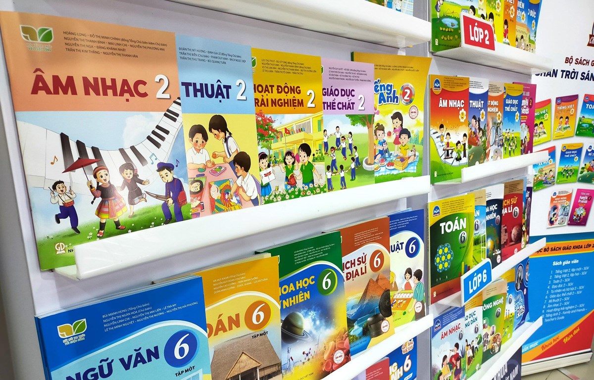 Sách giáo khoa lớp 2 và lớp 6 mới của Nhà xuất bản Giáo dục Việt Nam. (Ảnh: PV)