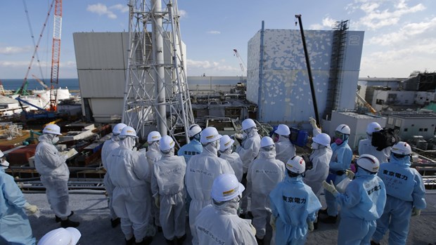  Các chuyên gia đánh giá thiệt hại của nhà máy Fukushima sau thảm họa kép. (Ảnh: AFP)