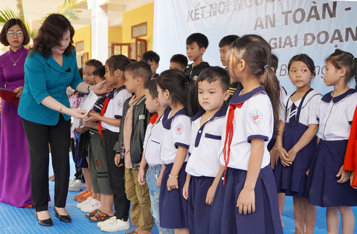 Thứ trưởng Bộ GD-ĐT Ngô Thị Minh tặng quà cho học sinh tại Trường tiểu học Kim Lũ